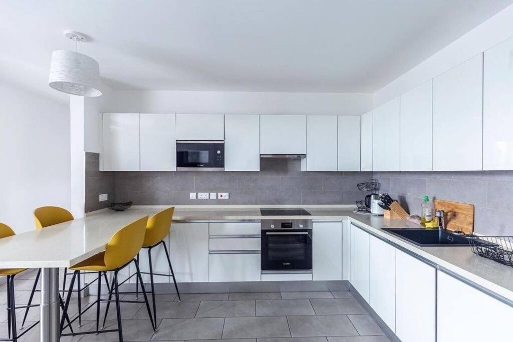 Luxury Labone Edge 2-Bedroom Apartment In Accra - Fivehills Homes 외부 사진